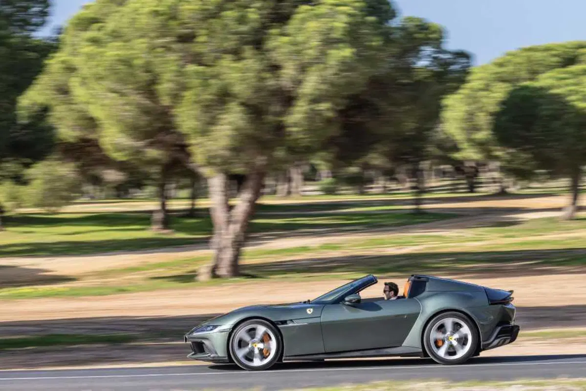 Ferrari 12 Cilindri Spider: il V12 a cielo aperto è musica da Grammy [VIDEO] (21)