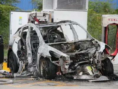 Se un'auto elettrica prende fuoco... forse meglio lasciarla bruciare