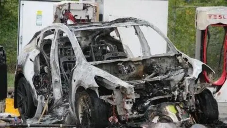 Se un'auto elettrica prende fuoco... forse meglio lasciarla bruciare