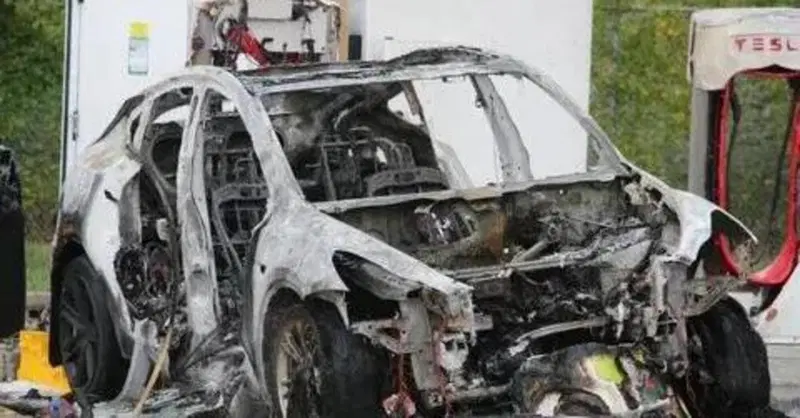 Se un'auto elettrica prende fuoco... forse meglio lasciarla bruciare
