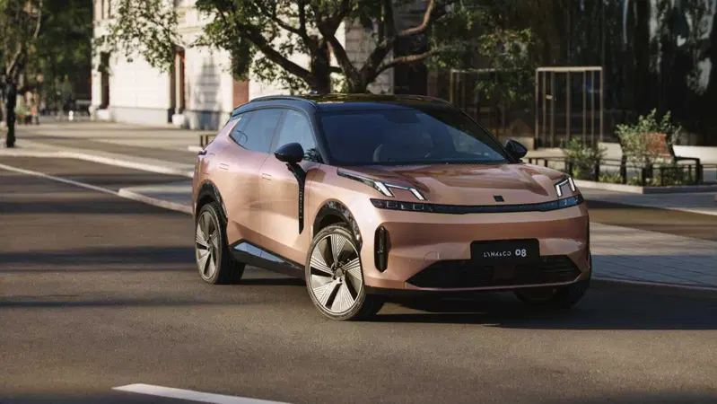 Lynk &amp; Co 08: l'ibrida ricaricabile da 200 km di autonomia 