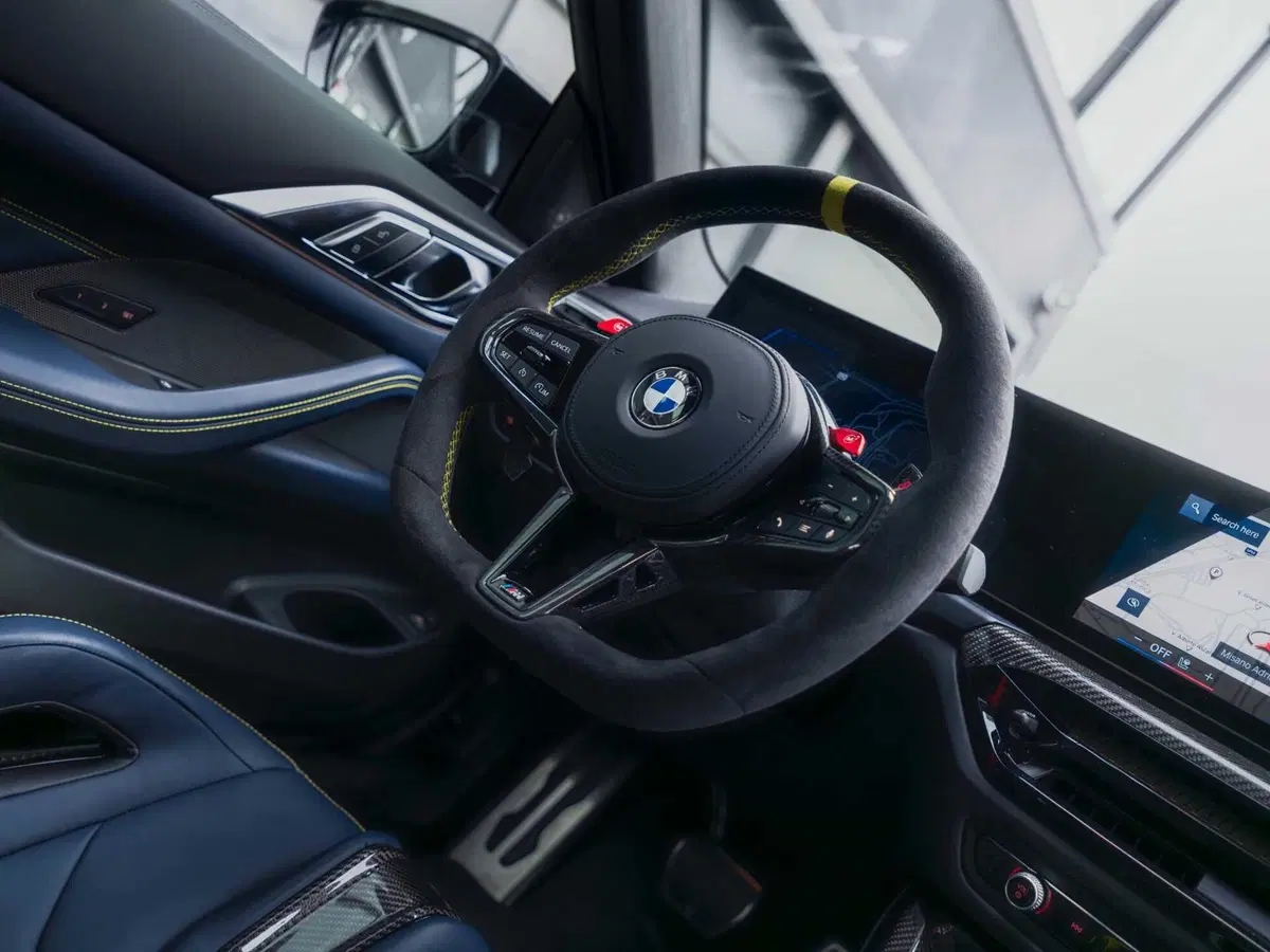 BMW dedica a Valentino Rossi una M4 CVS personalizzata, ecco la VR46 Edition (4)
