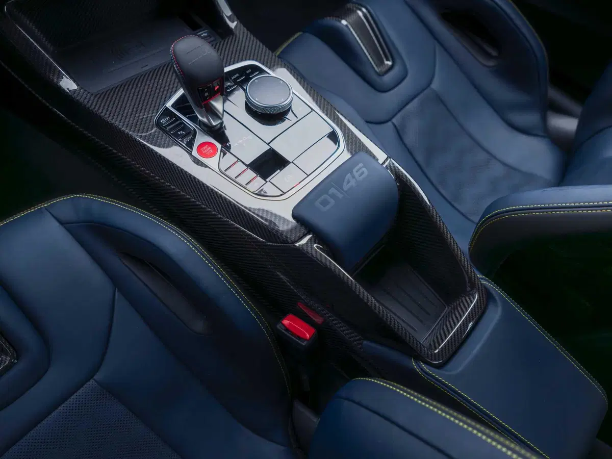 BMW dedica a Valentino Rossi una M4 CVS personalizzata, ecco la VR46 Edition (5)