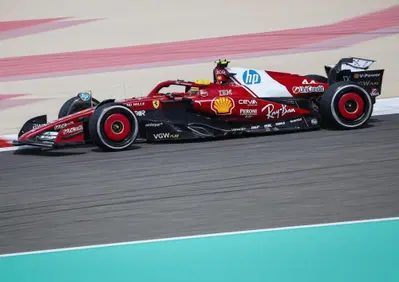 F1. Hamilton e l’adattamento alla Ferrari, Antonelli convincente in Mercedes, ma non solo: cosa abbiamo imparato dal Day 1 dei test in Bahrain 