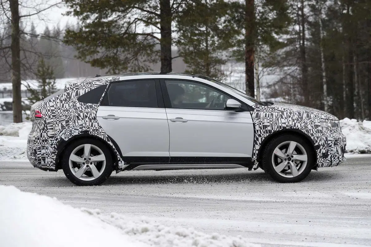 Arriva il facelift per la Volkswagen Taigo, ecco com'è vista da vicino | Foto Spia  (5)