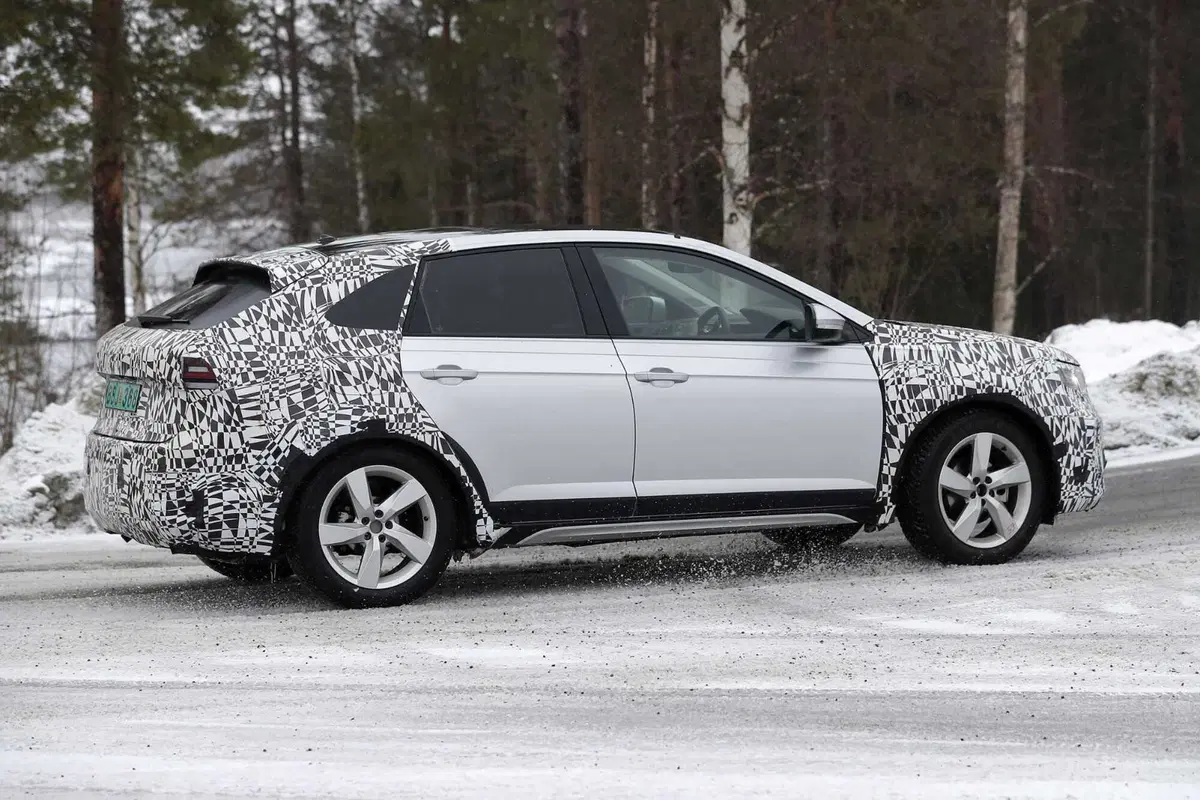 Arriva il facelift per la Volkswagen Taigo, ecco com'è vista da vicino | Foto Spia  (6)