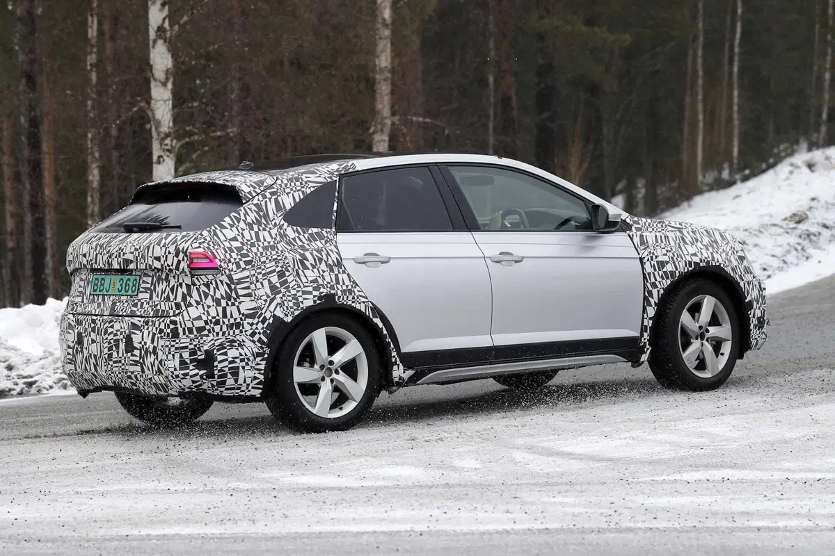 Arriva il facelift per la Volkswagen Taigo, ecco com'è vista da vicino | Foto Spia  (7)