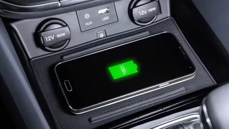 Caricare lo smartphone senza fili in auto pu&ograve; danneggiarlo