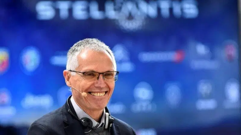 Stellantis: quanto prendi di buonuscita se fai perdere all'azienda il 70% degli utili