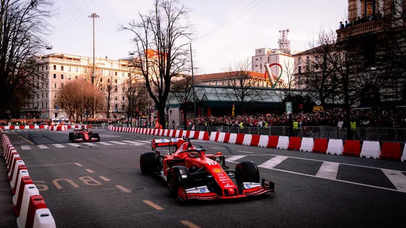 F1. Lewis Hamilton e Charles Leclerc infiammano Milano: la grande festa Ferrari al Castello Sforzesco vissuta da vicino