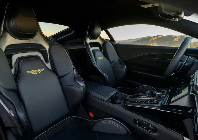 Aston Martin Vantage Coupé (2024-->>) (11)