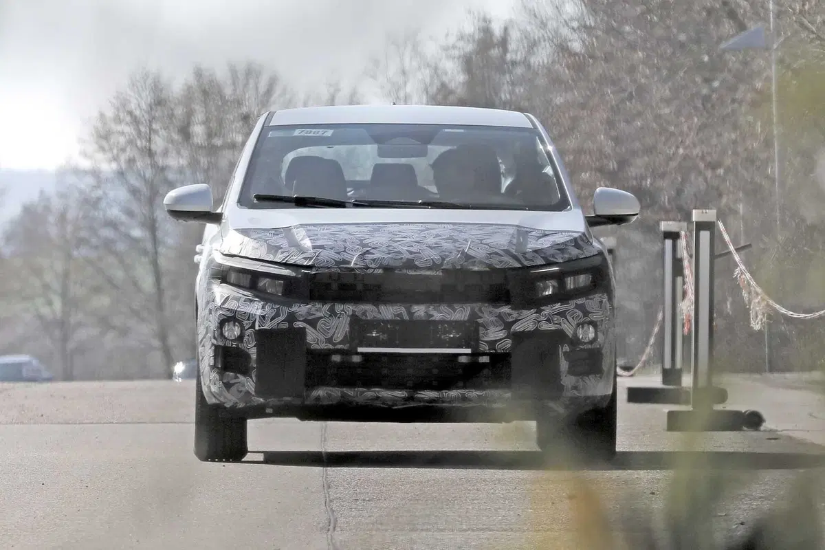 Dacia Sandero: il restyling che porta tecnologia ed elettrificazione, arriva nel 2026 | Foto Spia (2)