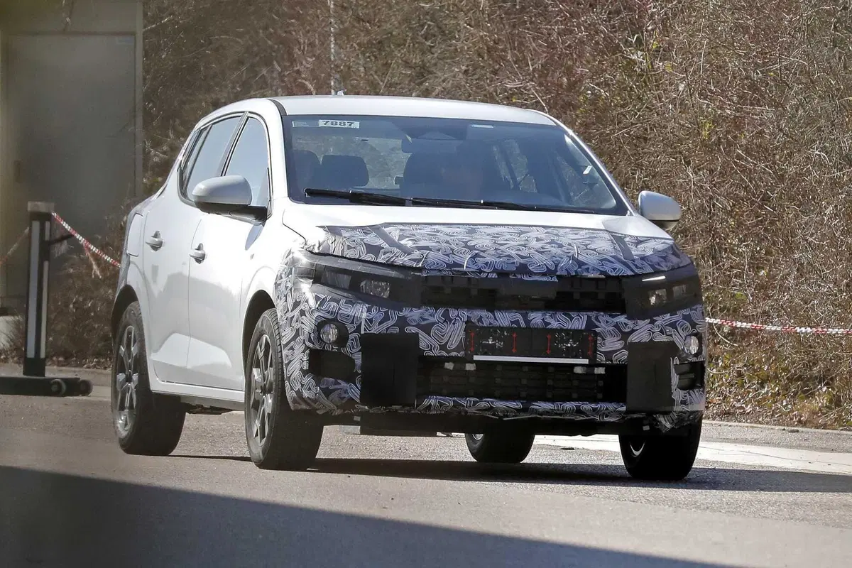 Dacia Sandero: il restyling che porta tecnologia ed elettrificazione, arriva nel 2026 | Foto Spia (3)