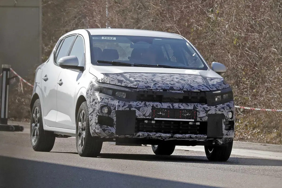 Dacia Sandero: il restyling che porta tecnologia ed elettrificazione, arriva nel 2026 | Foto Spia (4)