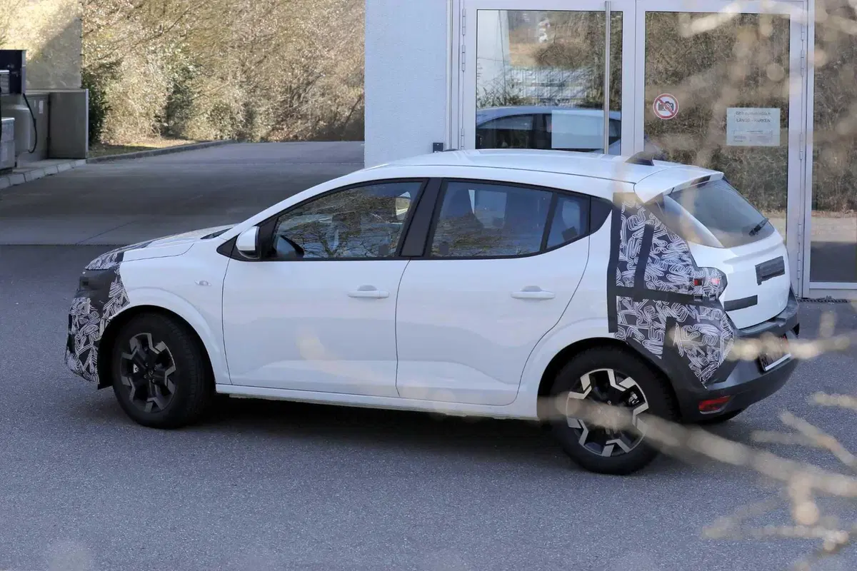 Dacia Sandero: il restyling che porta tecnologia ed elettrificazione, arriva nel 2026 | Foto Spia (5)