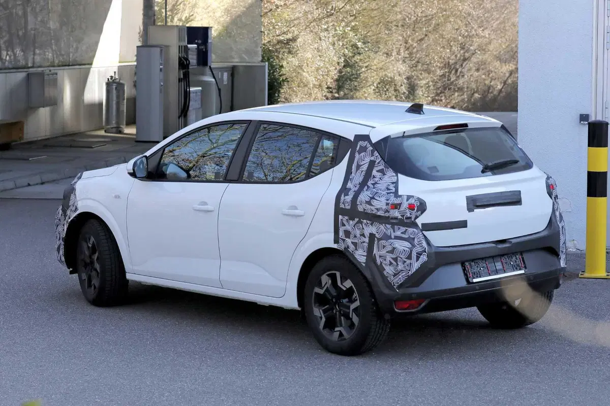 Dacia Sandero: il restyling che porta tecnologia ed elettrificazione, arriva nel 2026 | Foto Spia (6)