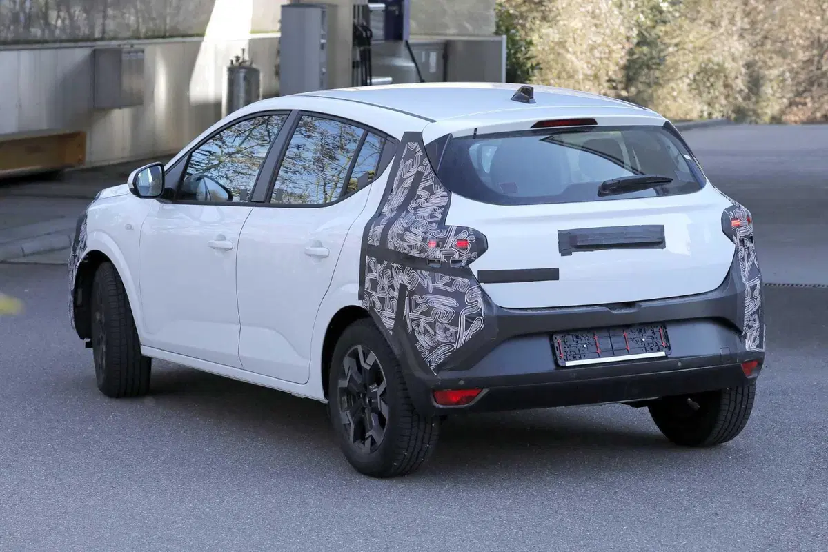 Dacia Sandero: il restyling che porta tecnologia ed elettrificazione, arriva nel 2026 | Foto Spia (7)