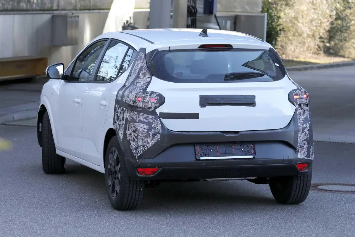Dacia Sandero: il restyling che porta tecnologia ed elettrificazione, arriva nel 2026 | Foto Spia (8)