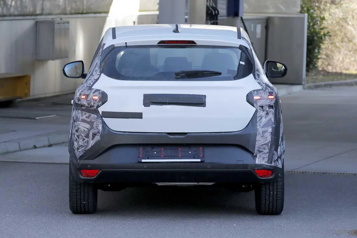 Dacia Sandero: il restyling che porta tecnologia ed elettrificazione, arriva nel 2026 | Foto Spia (9)