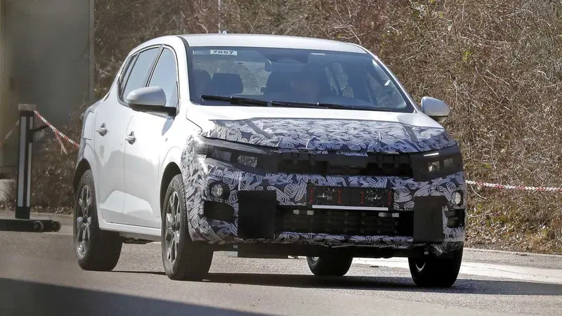Dacia Sandero: il restyling che porta tecnologia ed elettrificazione, arriva nel 2026 | Foto Spia