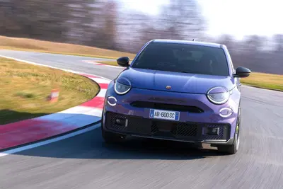 Abarth 600e: il "record" di vendite a gennaio, esemplare unico