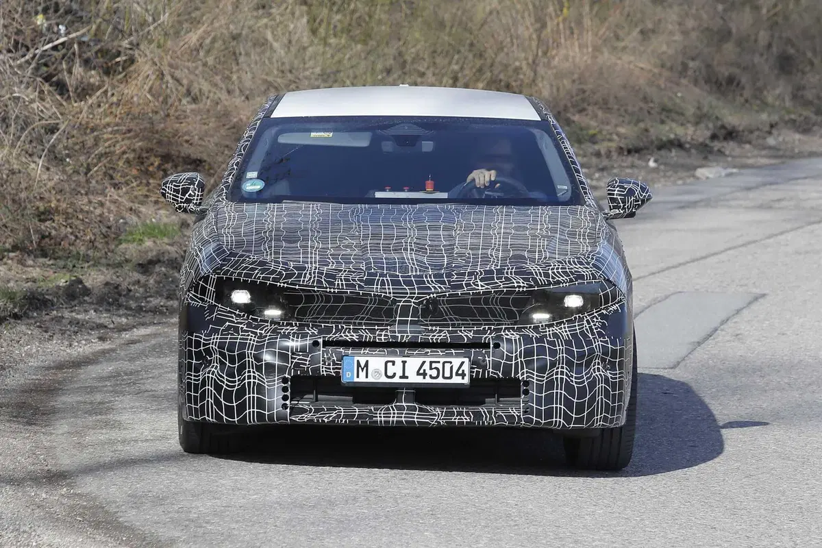 Rivoluzione stilistica BMW: il design 'Neue Klasse' arriva anche sui modelli esistenti, Facelift in vista per la Serie 5 [Foto Spia] (2)