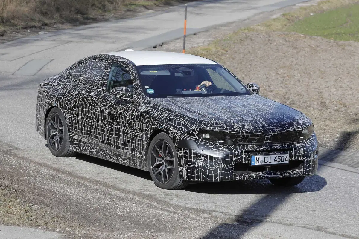 Rivoluzione stilistica BMW: il design 'Neue Klasse' arriva anche sui modelli esistenti, Facelift in vista per la Serie 5 [Foto Spia] (3)