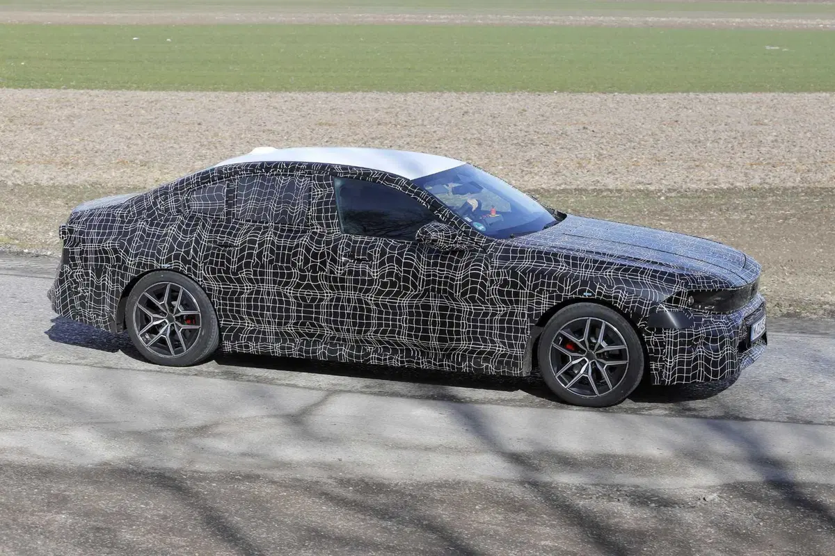 Rivoluzione stilistica BMW: il design 'Neue Klasse' arriva anche sui modelli esistenti, Facelift in vista per la Serie 5 [Foto Spia] (6)