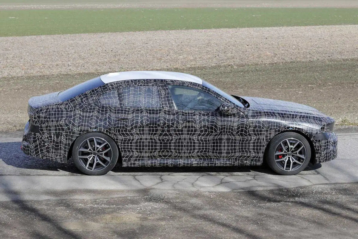 Rivoluzione stilistica BMW: il design 'Neue Klasse' arriva anche sui modelli esistenti, Facelift in vista per la Serie 5 [Foto Spia] (7)
