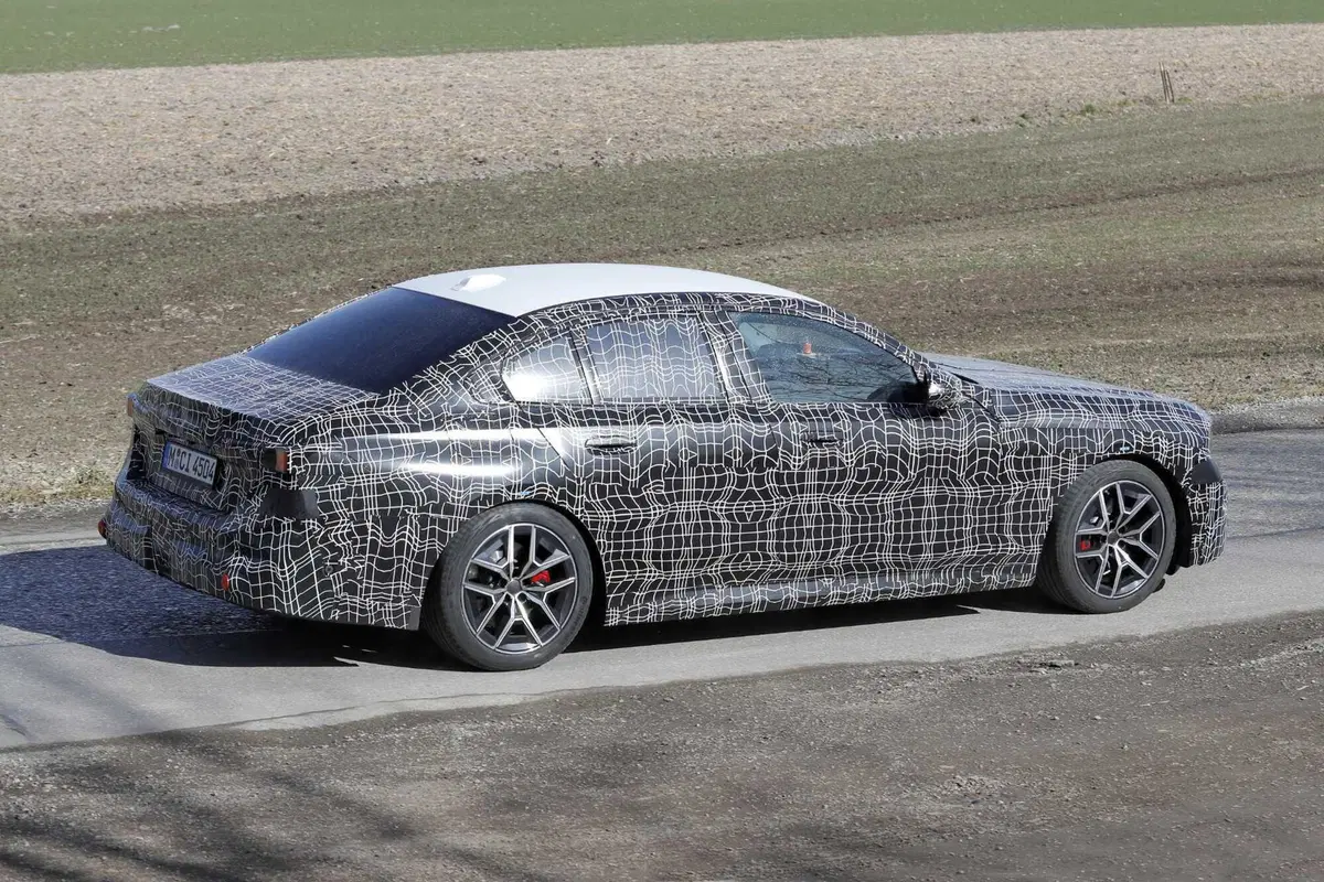 Rivoluzione stilistica BMW: il design 'Neue Klasse' arriva anche sui modelli esistenti, Facelift in vista per la Serie 5 [Foto Spia] (8)