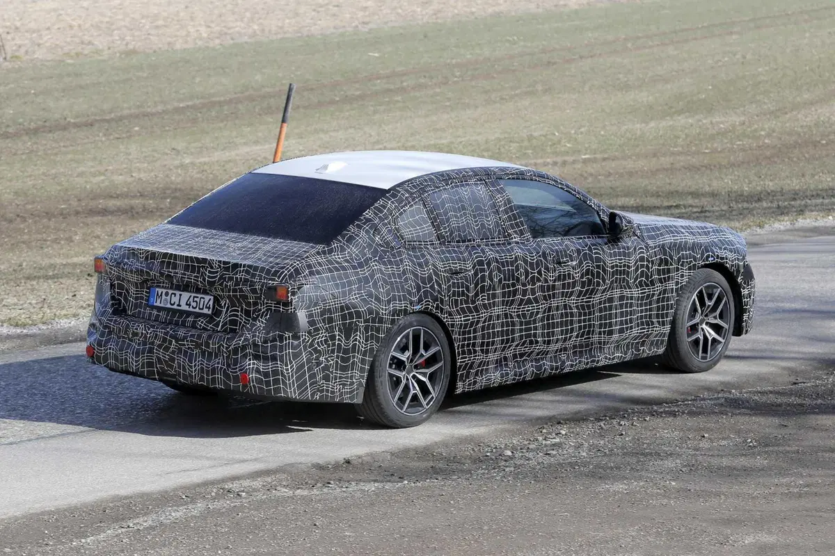 Rivoluzione stilistica BMW: il design 'Neue Klasse' arriva anche sui modelli esistenti, Facelift in vista per la Serie 5 [Foto Spia] (9)