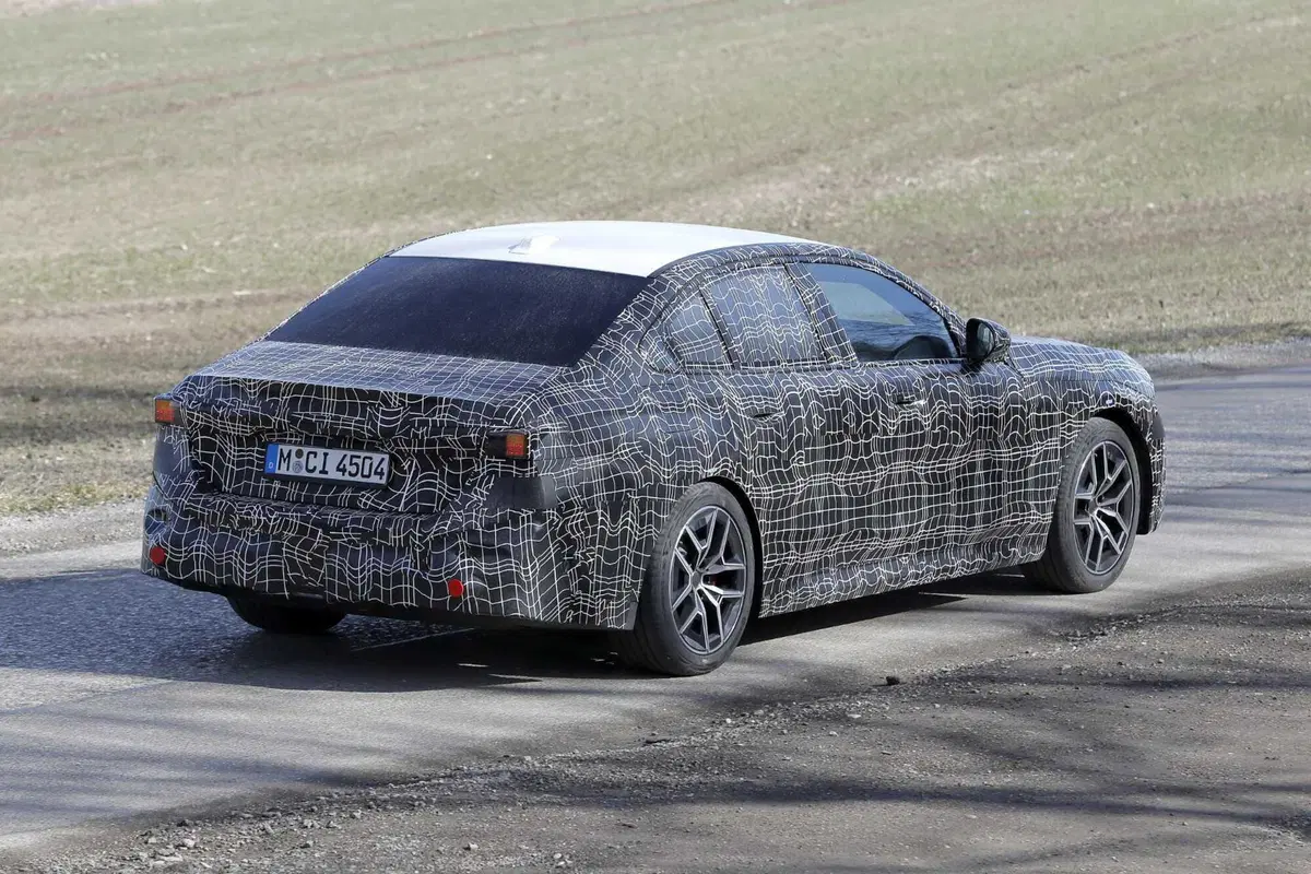 Rivoluzione stilistica BMW: il design 'Neue Klasse' arriva anche sui modelli esistenti, Facelift in vista per la Serie 5 [Foto Spia] (10)