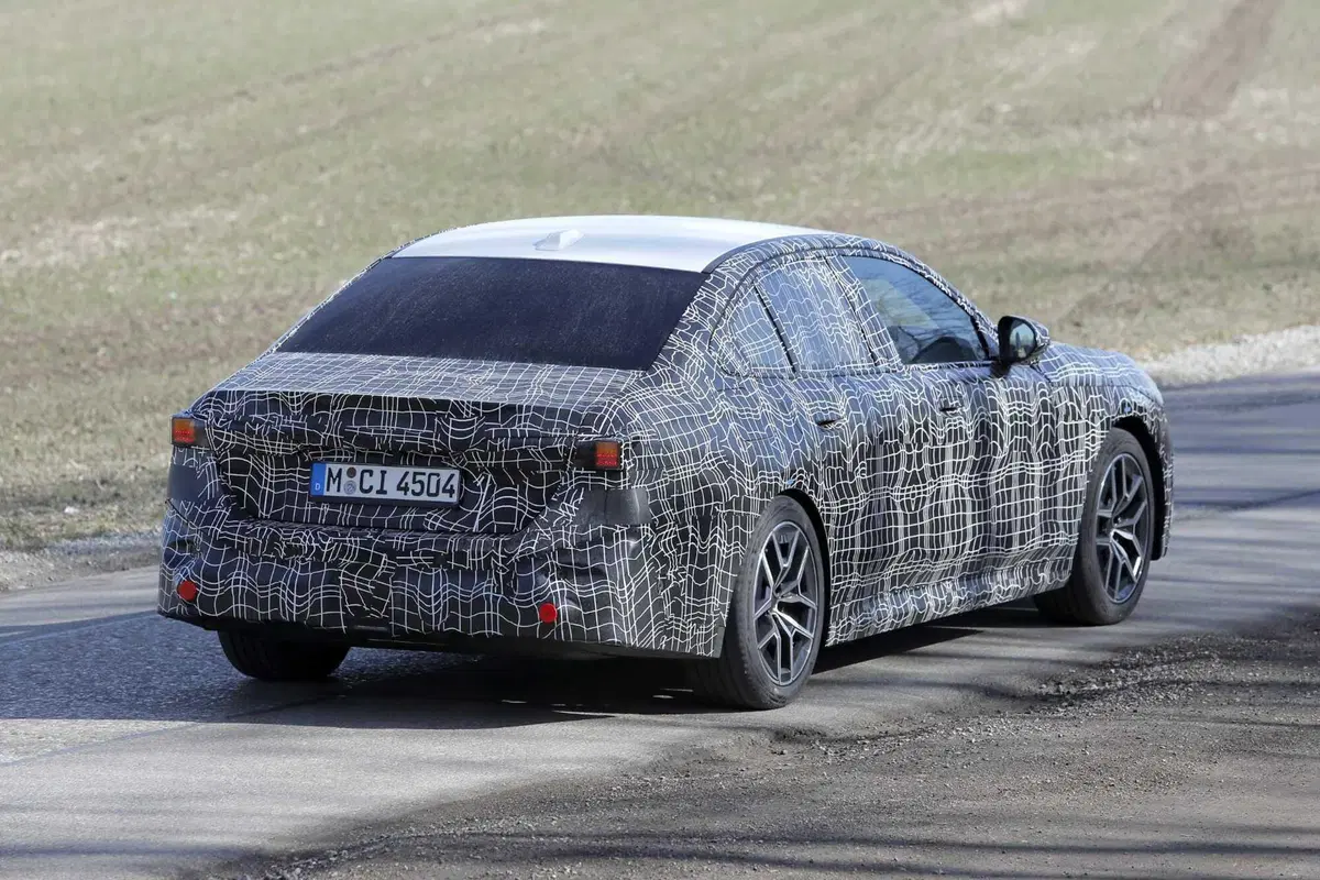 Rivoluzione stilistica BMW: il design 'Neue Klasse' arriva anche sui modelli esistenti, Facelift in vista per la Serie 5 [Foto Spia] (11)