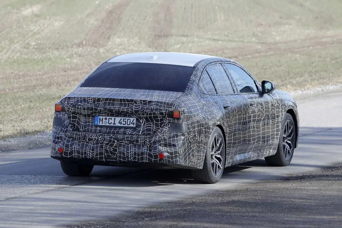 Rivoluzione stilistica BMW: il design 'Neue Klasse' arriva anche sui modelli esistenti, Facelift in vista per la Serie 5 [Foto Spia] (12)