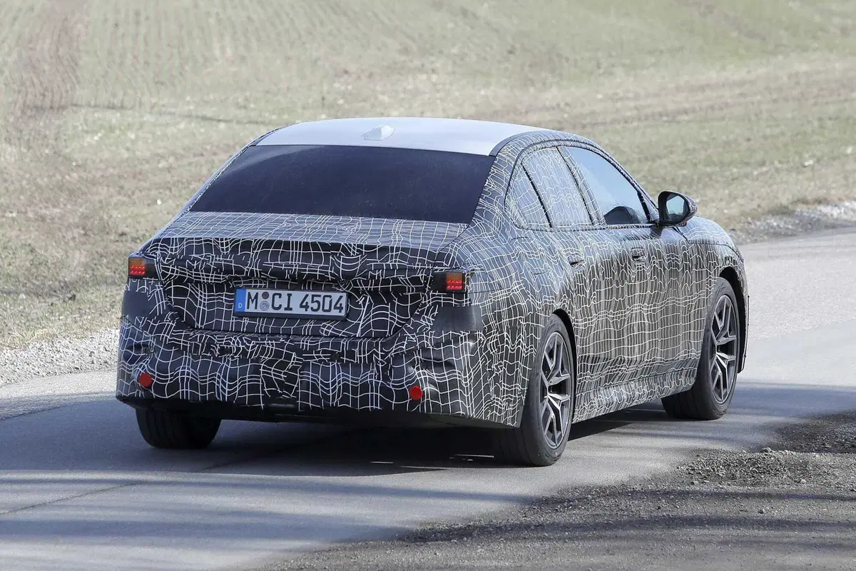 Rivoluzione stilistica BMW: il design 'Neue Klasse' arriva anche sui modelli esistenti, Facelift in vista per la Serie 5 [Foto Spia] (13)