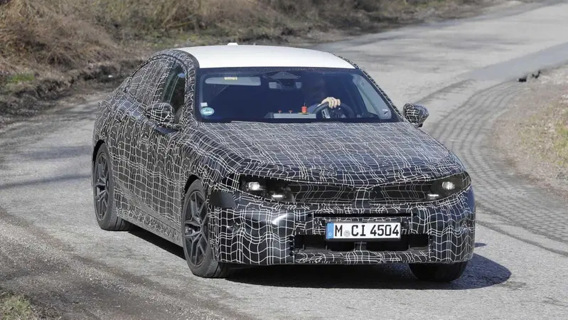 Rivoluzione stilistica BMW: il design "Neue Klasse" arriva anche sui modelli esistenti, Facelift in vista per la Serie 5 [Foto Spia]