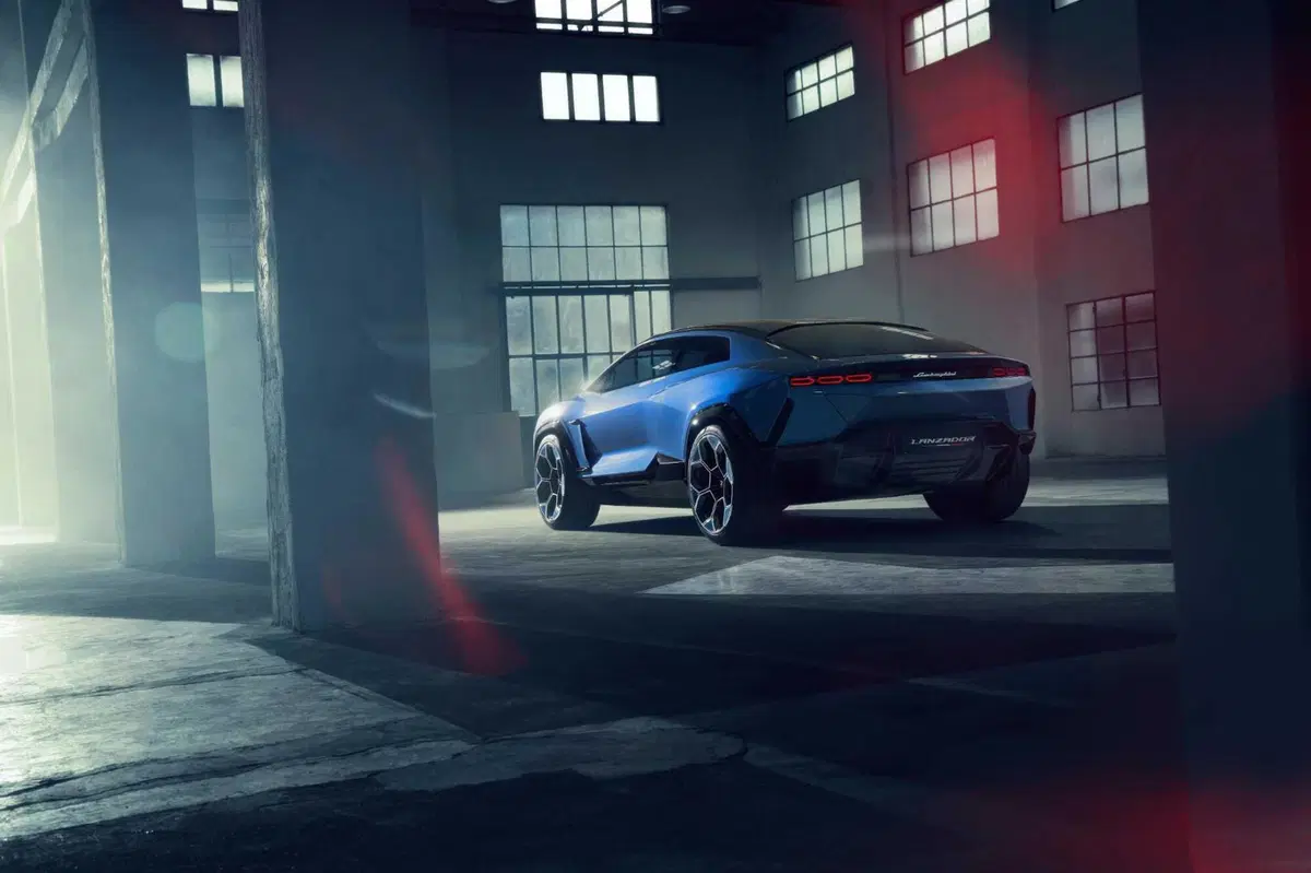 Lamborghini Lanzador concept: prima elettrica del Toro per il 2028 (22)