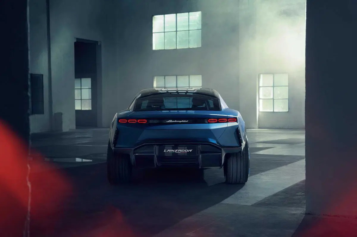Lamborghini Lanzador concept: prima elettrica del Toro per il 2028 (24)