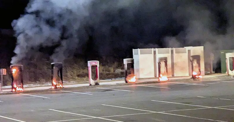 Tesla Supercharger in fiamme, un uomo si da fuoco per sbaglio
