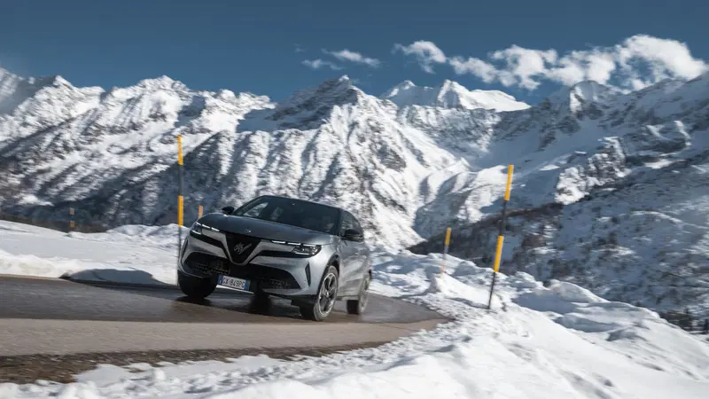 Alfa Romeo Junior ibrida Q4: trazione integrale elettrica, la gamma &egrave; al completo
