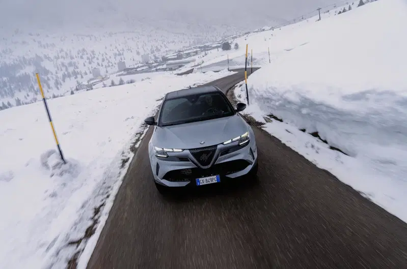 Alfa Romeo Junior Q4 ibrida sull'asfalto
