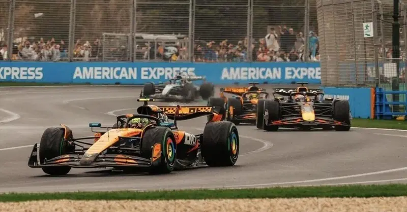 F1. GP d'Australia 2025: Norris vince una gara pazza davanti a Verstappen e Russell. Disastro per Ferrari e super Antonelli