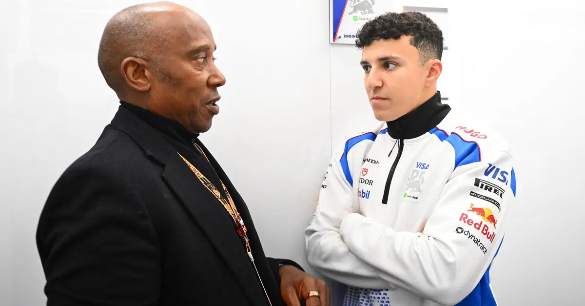 F1. Anthony Hamilton consola Hadjar dopo il ritiro al GP d'Australia: "Dovevo fare qualcosa per lui"