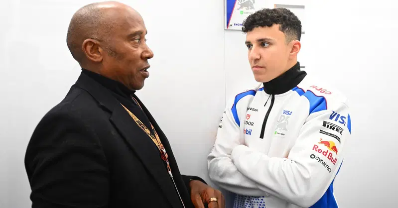 F1. Anthony Hamilton consola Hadjar dopo il ritiro al GP d'Australia: "Dovevo fare qualcosa per lui"