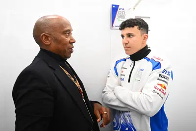 F1. Anthony Hamilton consola Hadjar dopo il ritiro al GP d'Australia: "Dovevo fare qualcosa per lui"