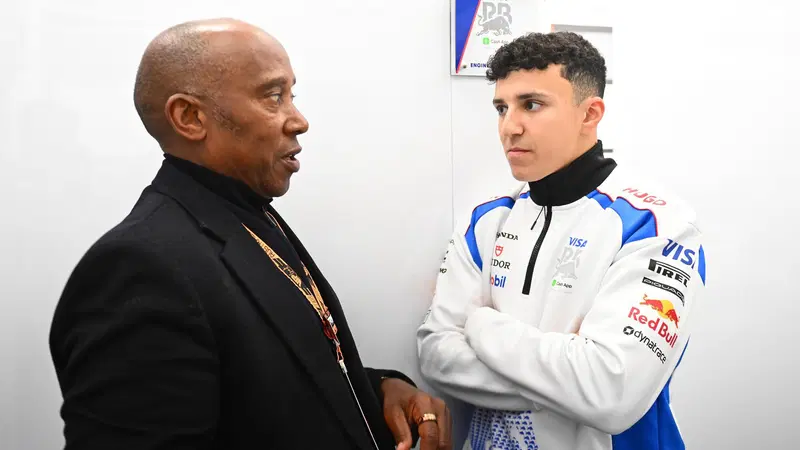 F1. Anthony Hamilton consola Hadjar dopo il ritiro al GP d'Australia: "Dovevo fare qualcosa per lui"
