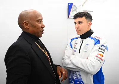 F1. Anthony Hamilton consola Hadjar dopo il ritiro al GP d'Australia: Dovevo fare qualcosa per lui