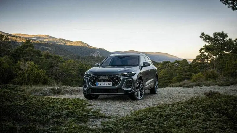 Audi Q5 2025: le foto degli esterni e in movimento