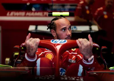 F1. Il lavoro al simulatore sul set-up, l’adattamento di Hamilton e il suo rapporto con Adami: così la Ferrari riparte dalla Cina