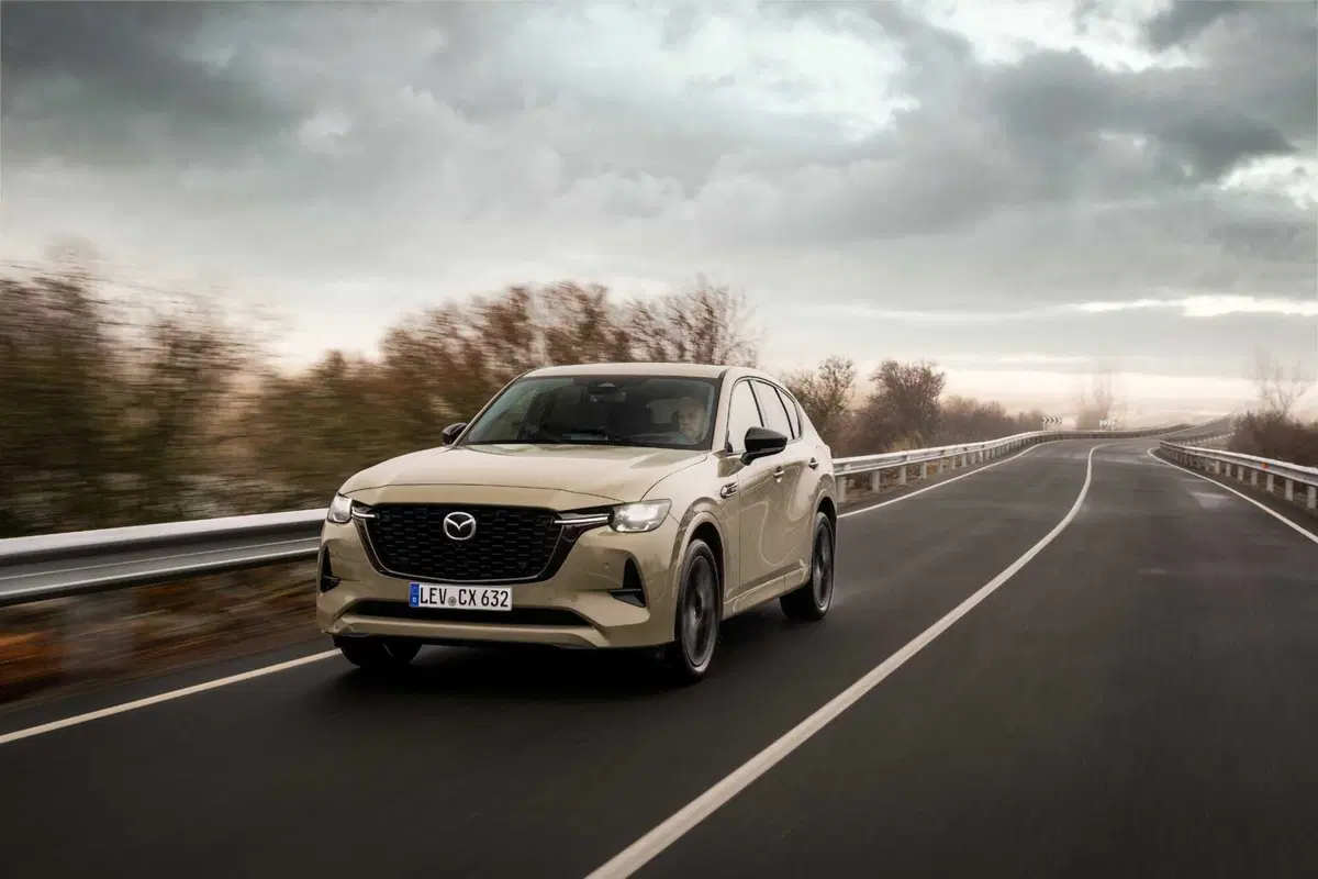Mazda CX-60 2025: senza barra antirollio, ma con un assetto migliore? La prova su strada [VIDEO]
